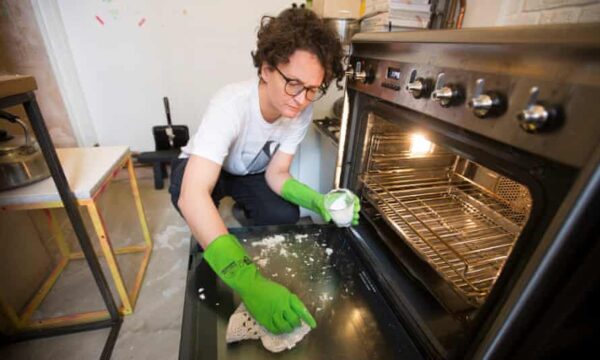 Nettoyer la maison (même le four) avec les recettes de grand-mère à base de bicarbonate, vinaigre et jus de citron