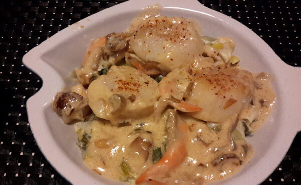 Noix de Saint-Jacques flambées au Calvados et fondue de Poireaux