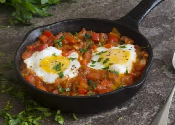 OEUFS AU PLAT À LA TOMATE ET TRÈS TRÈS BONNE