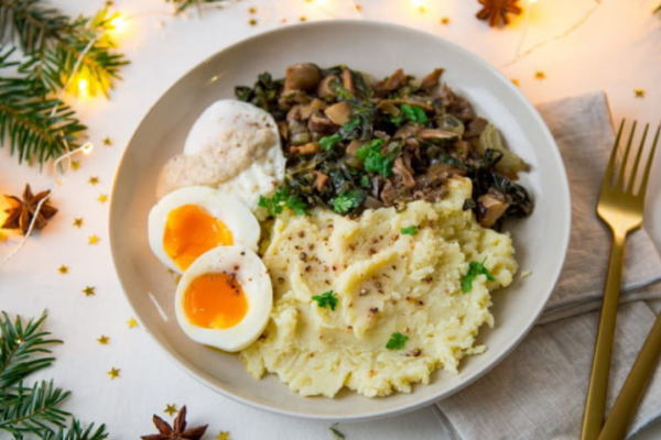 Oeufs pochés, sauce forestière, purée à la truffe, poêlée de champignons et blettes