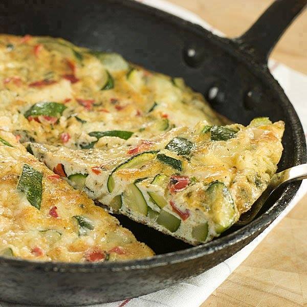 Omelette à la courgette, tomate et au fromage