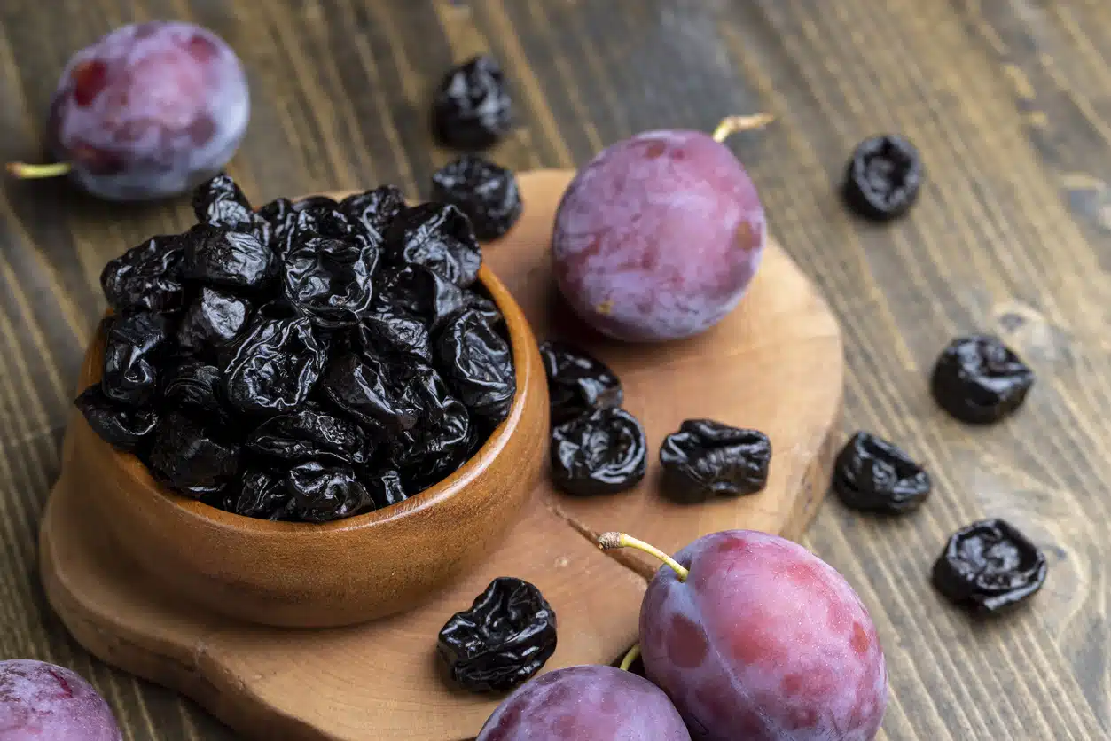 pruneaux provenant de prunes mûres parmi les aliments contre l'ostéoporose