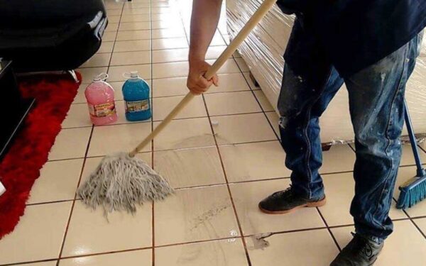 Oui, le bicarbonate de soude nettoie et fait briller les carrelage : voilà comment l’utiliser