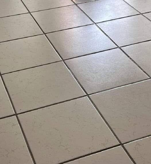 Oui, le bicarbonate de soude nettoie et fait briller les carrelages : voilà comment l&rsquo;utiliser