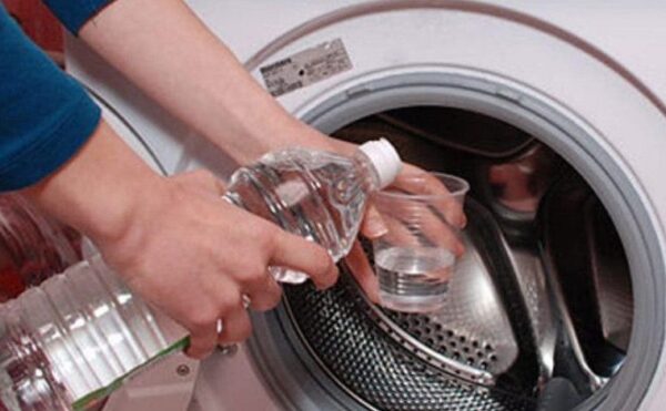 Oui, le vinaigre permet de nettoyer la machine à laver en profondeur : voici comment l’utiliser