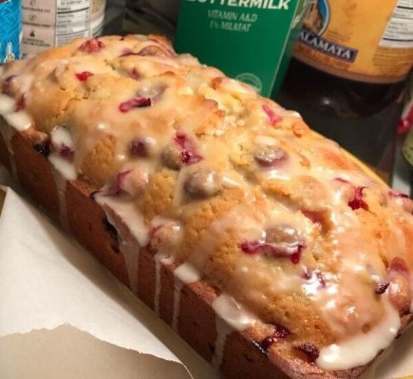 PAIN À L’ORANGE ET AUX CANNEBERGES AVEC GLAÇAGE SIMPLE