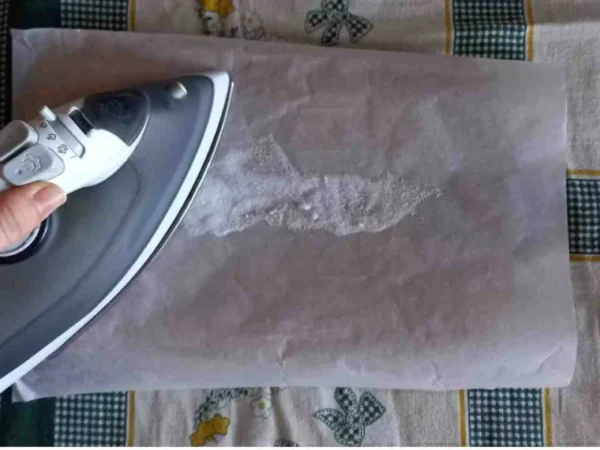 PASSER LE FER SUR LE PAPIER CUISSON, LA TACTIQUE SECRÈTE DE TOUTE GRAND-MÈRE