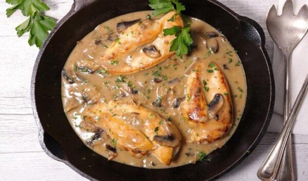 POITRINES DE POULET ET SAUCE CRÉMEUSE AUX CHAMPIGNONS ET PARMESAN