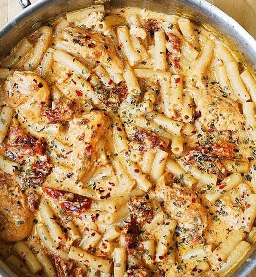 PÂTES AU POULET MOZZARELLA ET TOMATES