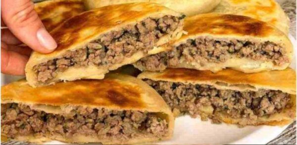 Pain plat fourré à la viande hachée à manger quand on est rassasié