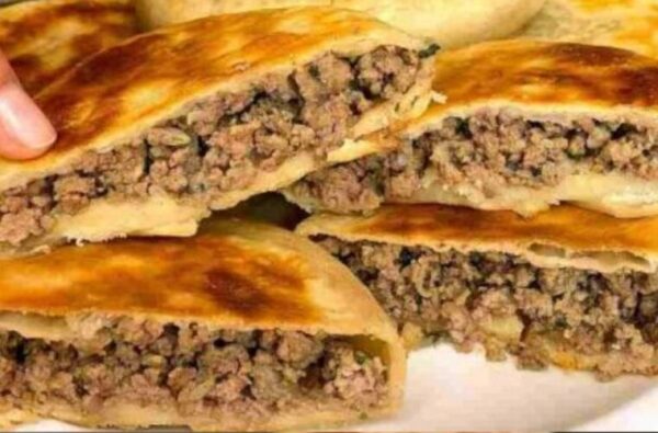 Pain plat fourré à la viande hachée à manger quand on est rassasié