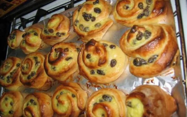 Pains aux raisins à la crème pâtissière