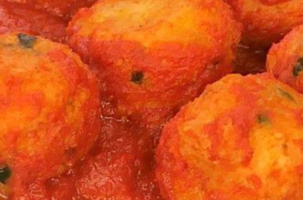 Pallotte au fromage et œufs au plat et sauce : la recette économique et savoureuse !