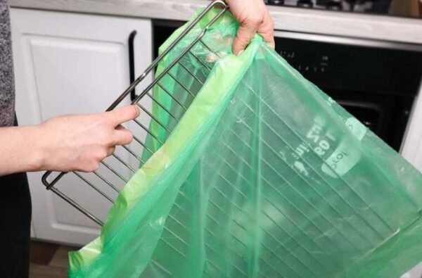 Pas besoin de frotter, mettez la grille du four dans un sac : elle redevient comme neuve