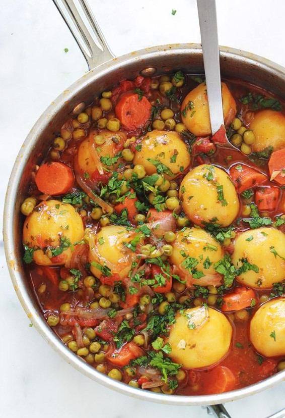Petits pois, carottes et pommes de terre en sauce tomate