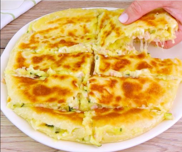 Pizza au fromage dans une poêle : cheesy et absolument irrésistible !