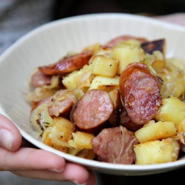 Poêlée aux Pommes de Terre et Saucisse Fumée : Un Classique Réconfortant