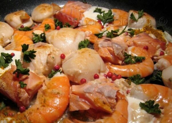 Poêlée de la mer, onctueuse et parfumée : Saint-Jacques, saumon et crevettes