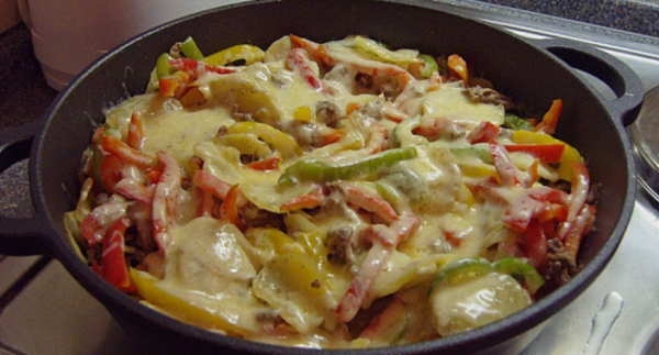 Poêlée de pommes de terre et de poivrons avec viande hachée