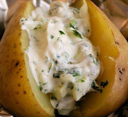 Pommes de terre au four, sauce fromage