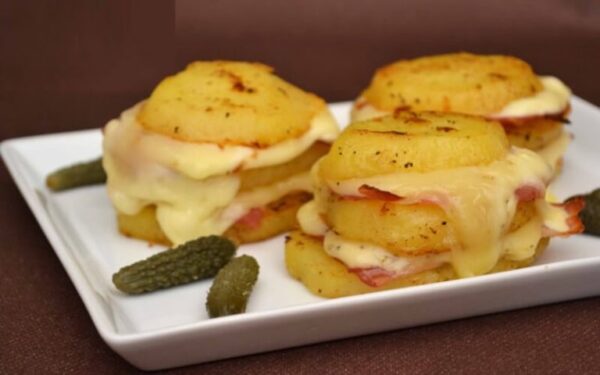 Pommes de terre au fromage à raclette et au lard fumé