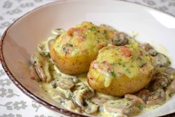 Pommes de terre farcies au lard et Reblochon champignons à la crème