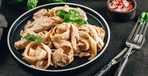 Poulet Alfredo dans une seule casserole : un dîner crémeux et satisfaisant dans une seule casserole