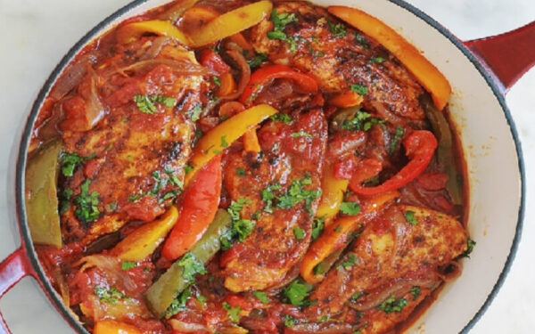 Poulet aux poivrons, tomates et oignons