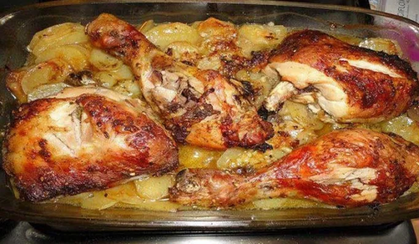 Poulet rôti avec de pommes de terre