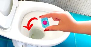 Pour nettoyer la salle de bains, une pastille pour lave-vaisselle suffit : comment l’utiliser ?