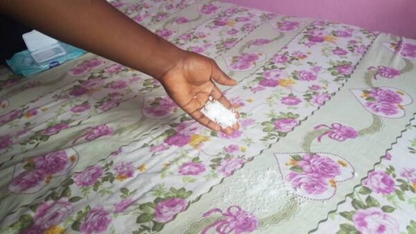 Pourquoi Les Femmes Jettent Le Bicarbonate De Soude Et Le Sel Sur Les Matelas ? Une Astuce Peu Connue