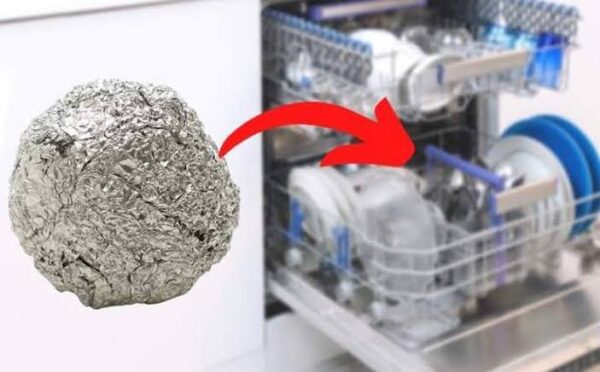 Pourquoi Mettre une Boule de Papier Alu Dans Son Lave-Vaisselle ?!