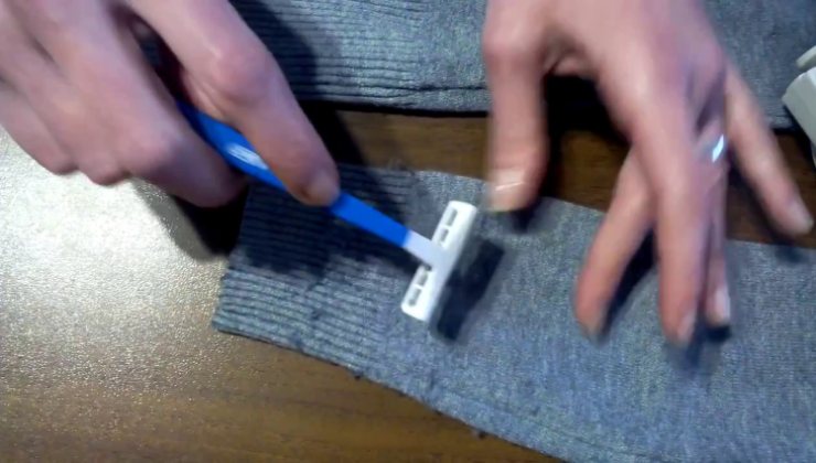 voici comment enlever les peluches avec un rasoir