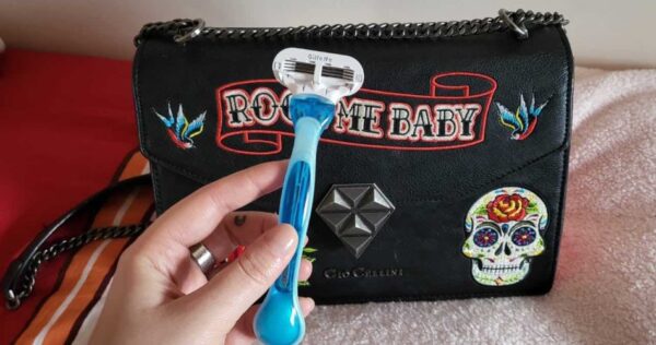 Pourquoi mettre un rasoir dans son sac avant de sortir : ça résout tellement de problèmes