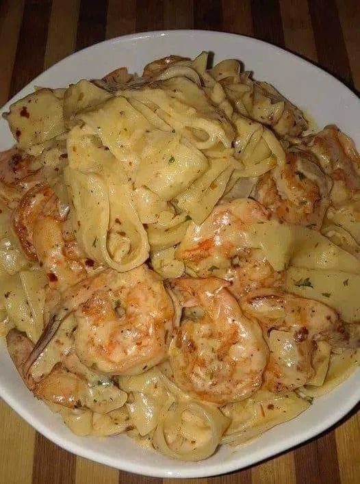 Pâtes Fettuccine Crémeuses Aux Crevettes Avec Sauce Alfredo Maison