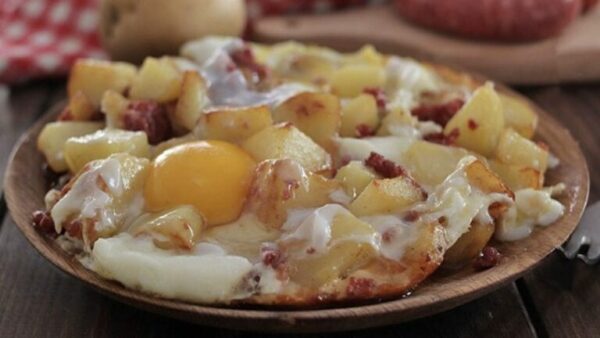 RECETTE POMMES DE TERRE À LA SAUCISSE ET AUX ŒUFS