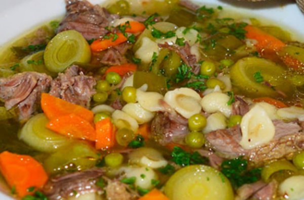 Ragoût de boeuf comme grand-mère toujours cuisiné