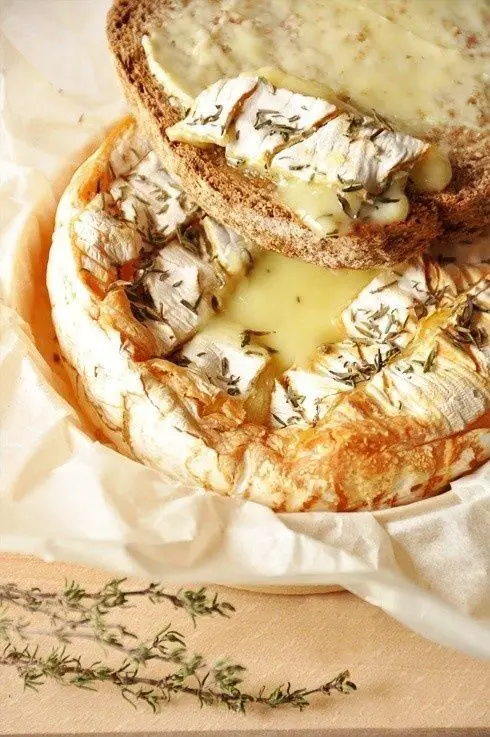 Recette de Camembert au Four : Comment le Préparer Facilement ?