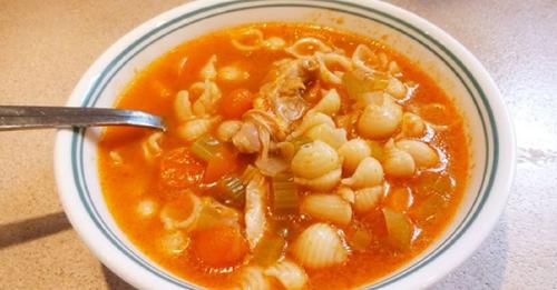 Recette de Soupe aux Tomates, Poulet et Coquilles : Un Bol Chaud et Réconfortant