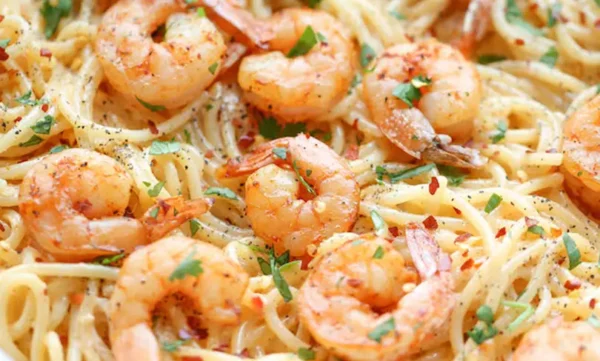 Recette de Spaghetti aux crevettes et beurre à l&rsquo;ail: Un délice en 30 minutes!