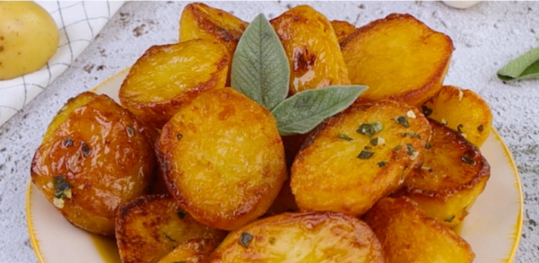 Recette de pommes de terre rôties à l’ail et à la sauge