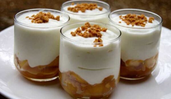 Recette de verrines de fromage blanc aux pommes caramélisées et spéculoos