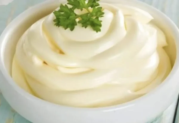 Recette facile de mayonnaise au yaourt : une alternative légère et savoureuse