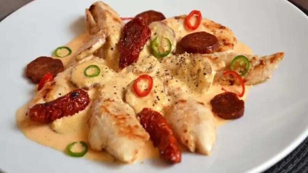 Recette facile d&rsquo;aiguillettes de poulet avec sauce crémeuse au chorizo