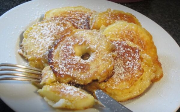 Rondelles de pomme enrobées de pâte à tarte aux pommes
