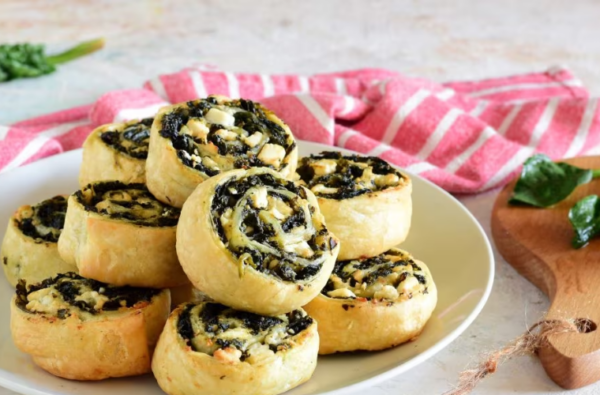 Rouleaux d’épinards : la recette d’une entrée facile et savoureuse avec de la feta grecque
