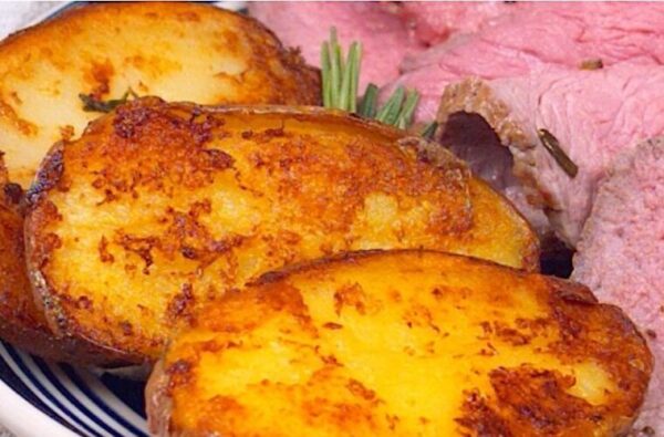 Rôti de bœuf parfait et pommes de terre fondantes : le résultat est tout simplement magnifique !