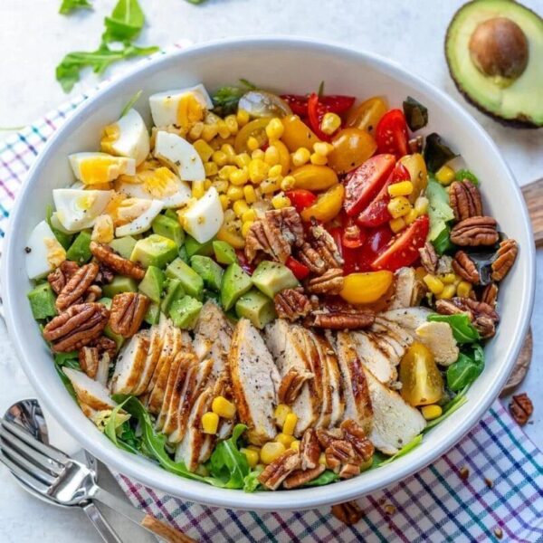 SALADE DE POULET GRILLÉ + VINAIGRETTE MAISON À L’OIGNON DOUX