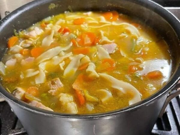 SOUPE AU POULET ET AUX NOUILLES