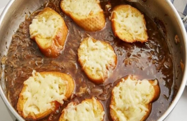 SOUPE À L’OIGNON GRATINÉE : Un apéritif riche !